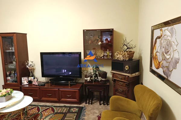 Shtepi me qera Shtepi Private ne Tirane, 4+1, Mobilimi E mobiluar, Pagesa 2,200  Euro.