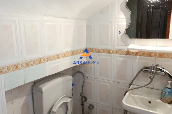 Shtepi me qera Shtepi Private ne Tirane, 4+1, Mobilimi E mobiluar, Pagesa 2,200  Euro.