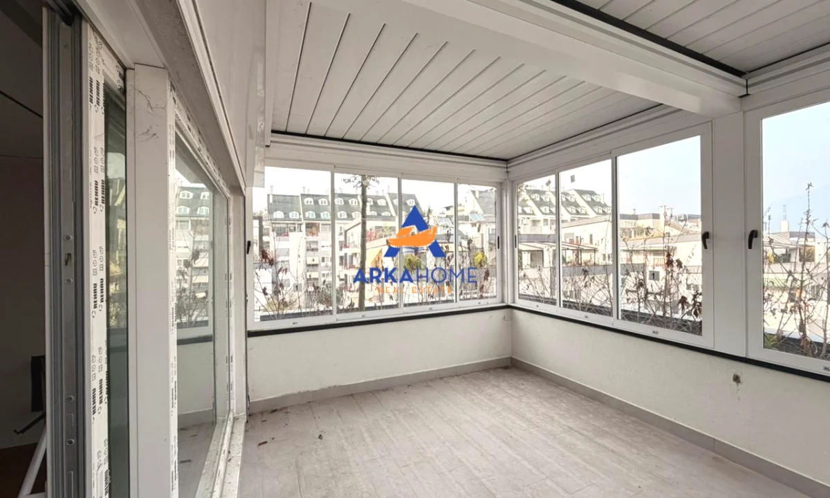 Shtepi ne shitje Penthose(kati i fundit panoramik) ne Tirane, 4+1, Mobilimi Bosh, pa mobiluar, Pagesa 700,000  Euro.