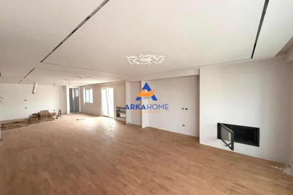 Shtepi ne shitje Penthose(kati i fundit panoramik) ne Tirane, 4+1, Mobilimi Bosh, pa mobiluar, Pagesa 700,000  Euro.