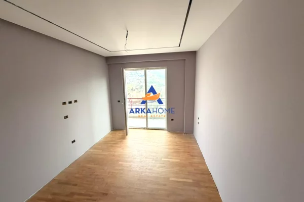 Shtepi ne shitje Penthose(kati i fundit panoramik) ne Tirane, 4+1, Mobilimi Bosh, pa mobiluar, Pagesa 700,000  Euro.