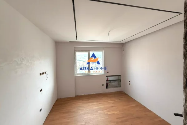 Shtepi ne shitje Penthose(kati i fundit panoramik) ne Tirane, 4+1, Mobilimi Bosh, pa mobiluar, Pagesa 700,000  Euro.