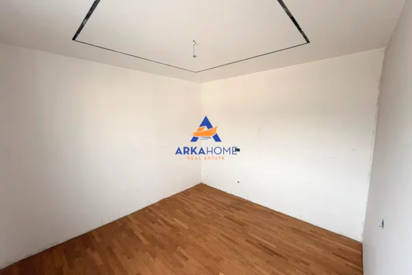 Shtepi ne shitje Penthose(kati i fundit panoramik) ne Tirane, 4+1, Mobilimi Bosh, pa mobiluar, Pagesa 700,000  Euro.