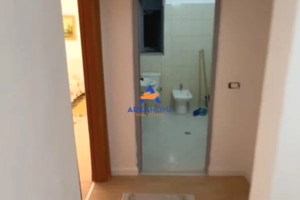 Shtepi ne shitje Apartament ne Tirane, 2+1, Mobilimi E mobiluar, Pagesa 153,605  Euro.