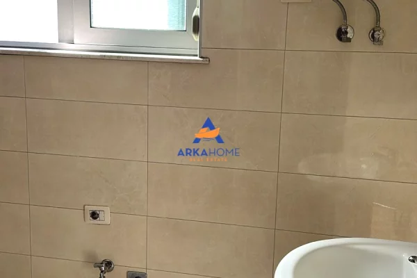 Shtepi ne shitje Apartament ne Tirane, 2+1, Mobilimi Pjeserisht e mobiluar, Pagesa 137,000  Euro.