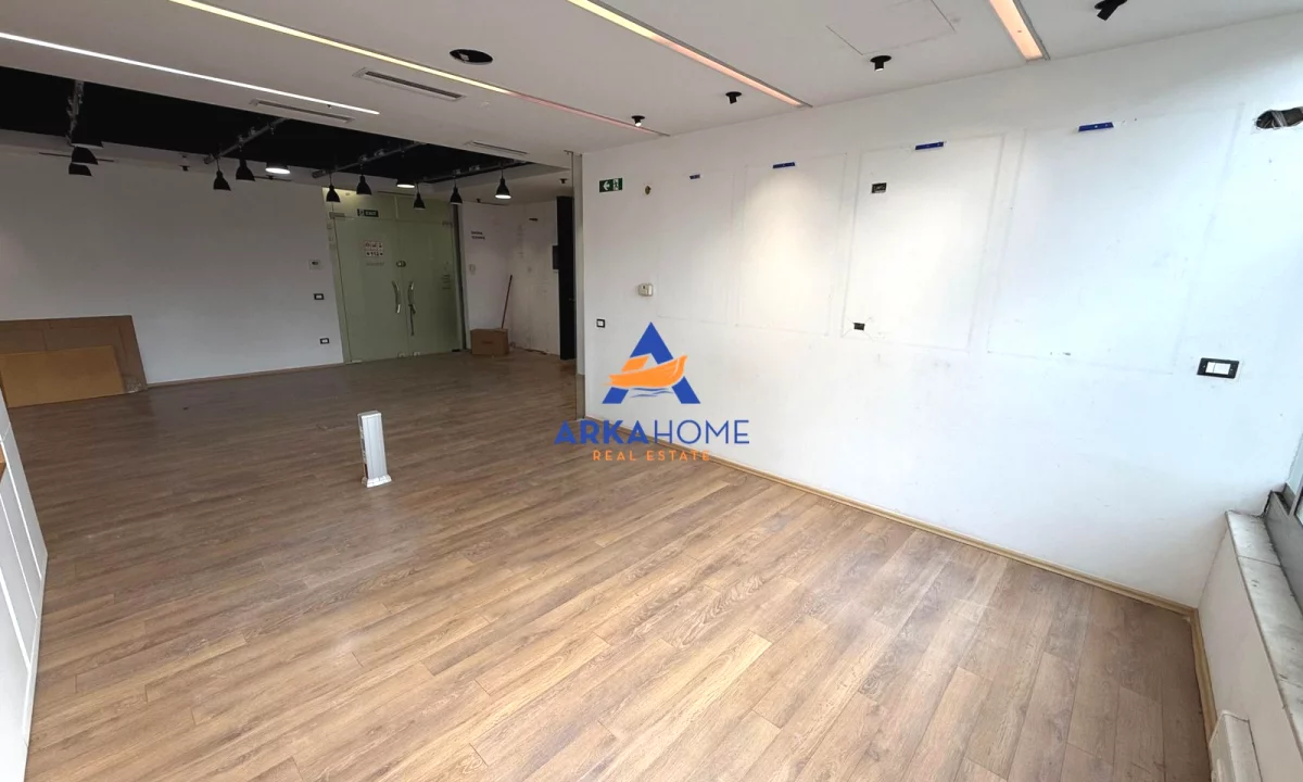 JEPET ME QERA AMBIENT ZYRE 95 M2 "RRUGA E ELBASANIT" 1100 EURO