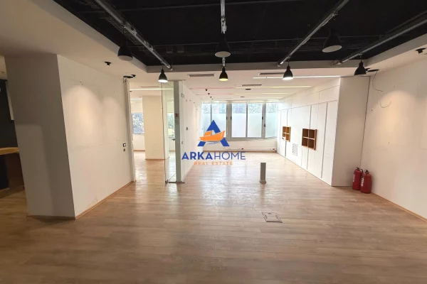 Ambient biznesi me qera 3+1 ne Tirane - 1,100 Euro