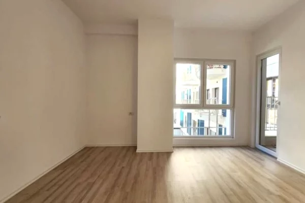 JEPET ME QERA ZYRE 2+1+2 " ZOGUT TË ZI " 1046 EURO