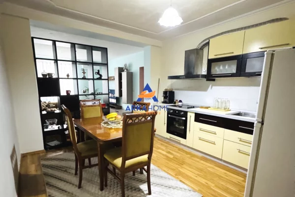 Shtepi me qera Apartament ne Tirane, 1+1, Mobilimi E mobiluar, Pagesa 732  Euro.