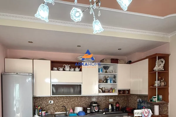 Shtepi ne shitje Apartament ne Tirane, 2+1, Mobilimi E mobiluar, Pagesa 250,000  Euro.