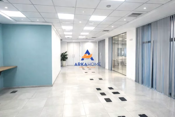 Ambiente Commerciale in Affitto 1+1 a Tirana - 10,000 Euro