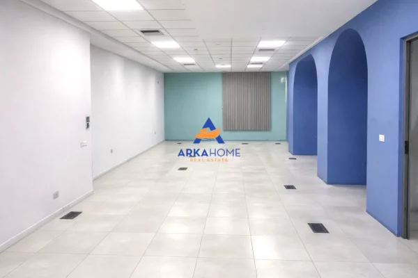 Ambiente Commerciale in Affitto 1+1 a Tirana - 10,000 Euro