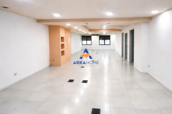 Ambiente Commerciale in Affitto 1+1 a Tirana - 10,000 Euro