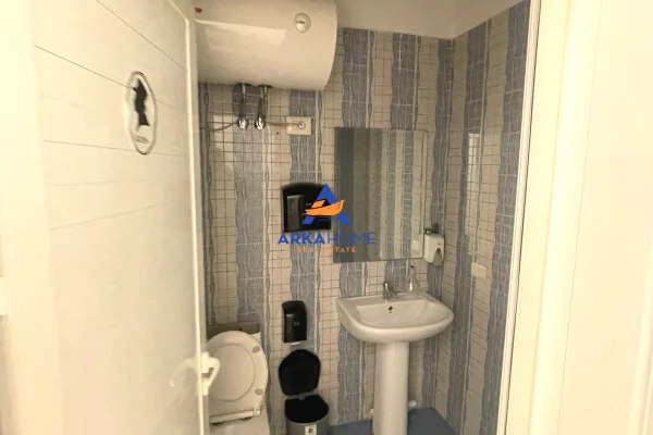 JEPET AMBIENT ME QERA 820M2 "RRUGA KAVAJES , PERBALL DELIJORGJIT" 10.000 EURO