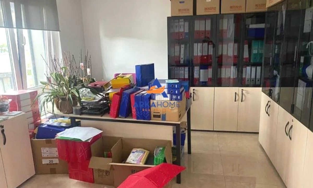 JEPET ZYRE ME QERA 105M2 "MYSLYM SHYRI" 1400 EURO