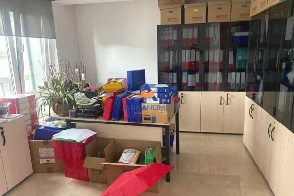 JEPET ZYRE ME QERA 105M2 "MYSLYM SHYRI" 1400 EURO