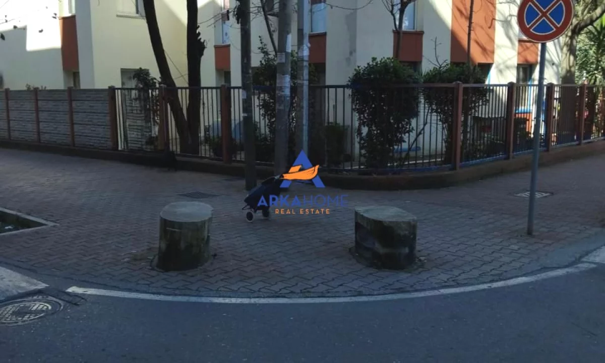 JEPET AMBIENT ME QERA 22M2 "RRUGA KONGRESI I LUSHNJES, 21 DHJETORI" 350 EURO