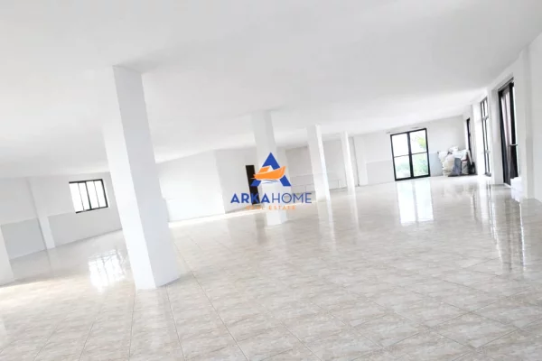 JEPET AMBIENT BIZNESI ME QIRA 430M2 "RRUGA MARTIN CAMAJ VAZHDIMI I UNAZES PLAZH-PLEPA" 85000 LEKE