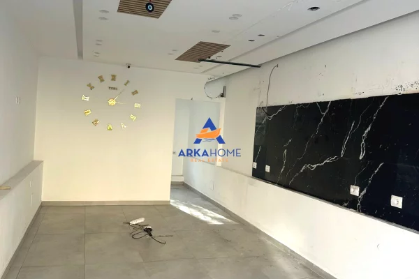 JEPET AMBIENT BIZNESI ME QERA BUZE RRUGE 60M2 "ISH PARKU" 130.000 LEKE