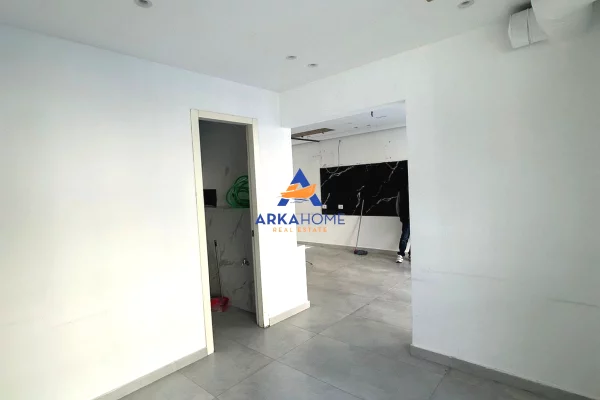 JEPET AMBIENT BIZNESI ME QERA BUZE RRUGE 60M2 "ISH PARKU" 130.000 LEKE