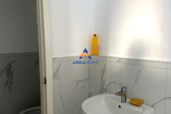 JEPET AMBIENT BIZNESI ME QERA BUZE RRUGE 60M2 "ISH PARKU" 130.000 LEKE