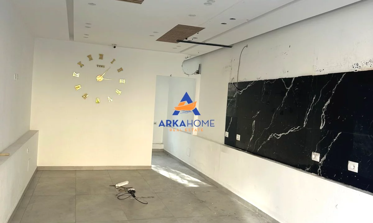 JEPET AMBIENT BIZNESI ME QERA BUZE RRUGE 60M2 "ISH PARKU" 130.000 LEKE