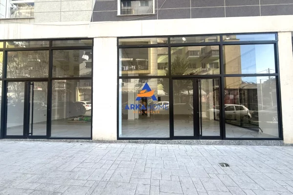 Ambiente Commerciale in Affitto 1+1 a Tirana - 1,569 Euro