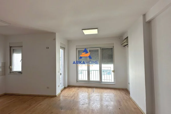 JEPET APARTMENT ME QERA PER ZYRA 125M2 "KOMPLEKSI KONTAKT,ISH PARKU" 650 EURO