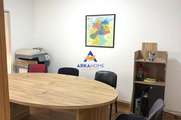 Ambiente Commerciale in Affitto 1+1 a Tirana - 523 Euro