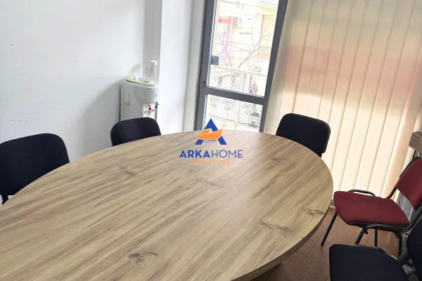 Ambiente Commerciale in Affitto 1+1 a Tirana - 523 Euro
