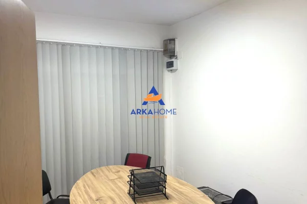 Ambiente Commerciale in Affitto 1+1 a Tirana - 523 Euro