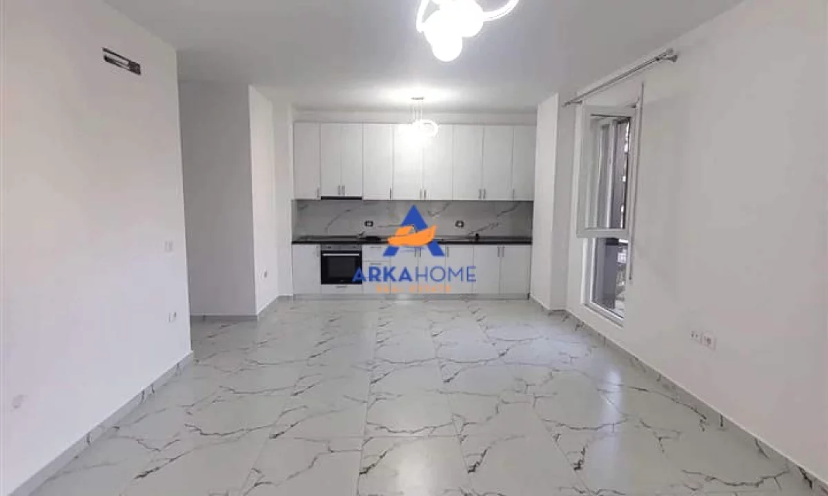 JEPET AMBIENT ME QERA 100M2 "PRANE GJYKATES SE SHKALLES SE PARE DHE SPITALIT USHTARAK" 800 EURO