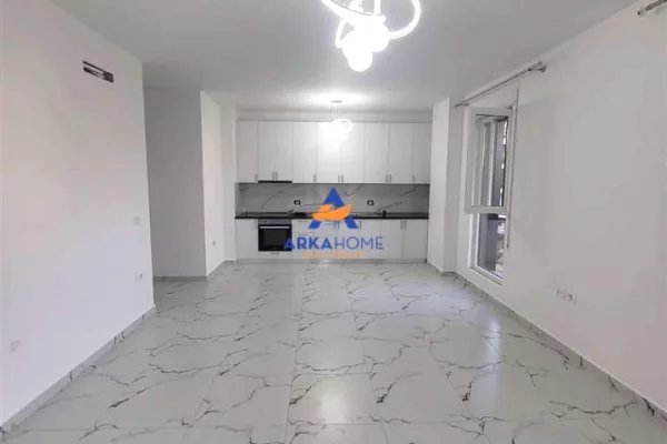 Ambiente Commerciale in Affitto 1+1 a Tirana - 800 Euro