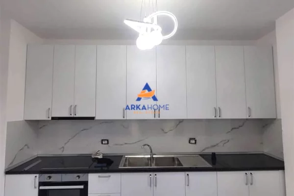 Ambiente Commerciale in Affitto 1+1 a Tirana - 800 Euro
