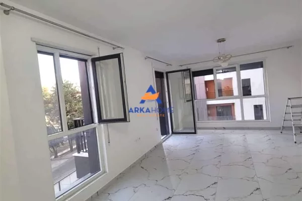 JEPET AMBIENT ME QERA 100M2 "PRANE GJYKATES SE SHKALLES SE PARE DHE SPITALIT USHTARAK" 800 EURO