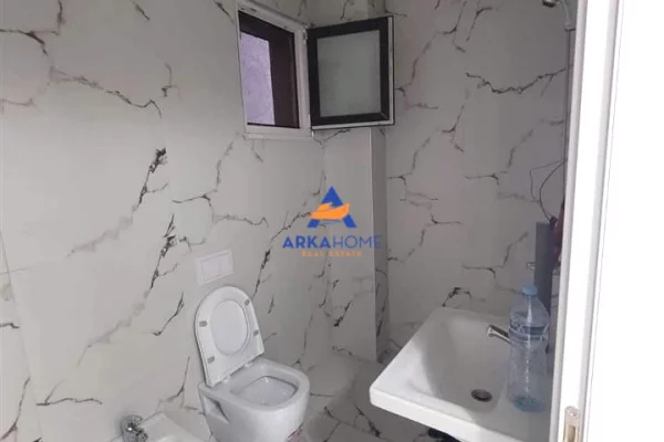 JEPET AMBIENT ME QERA 100M2 "PRANE GJYKATES SE SHKALLES SE PARE DHE SPITALIT USHTARAK" 800 EURO