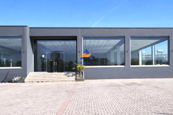 Ambiente Commerciale in Affitto 4+1 a Tirana - 3,700 Euro