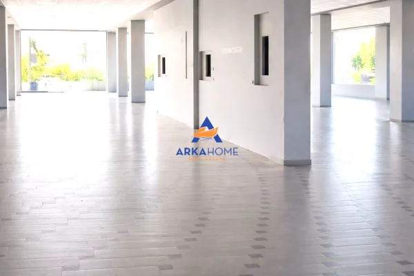 Ambiente Commerciale in Affitto 4+1 a Tirana - 3,700 Euro