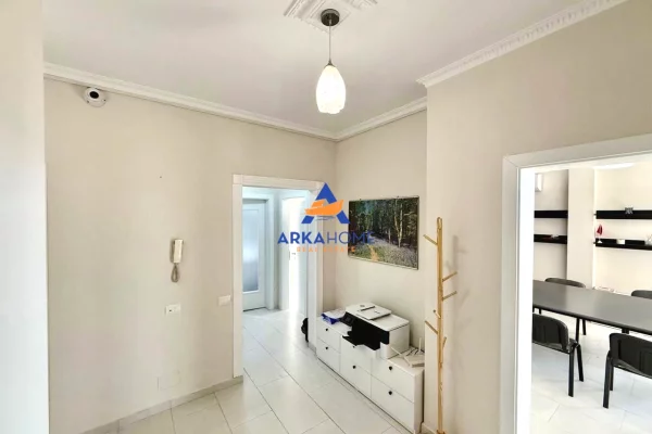 JEPET AMBIENT ME QERA 150M2 "RRUGA FUAT TOPTANI, QYTET STUDENTI" 650 EURO