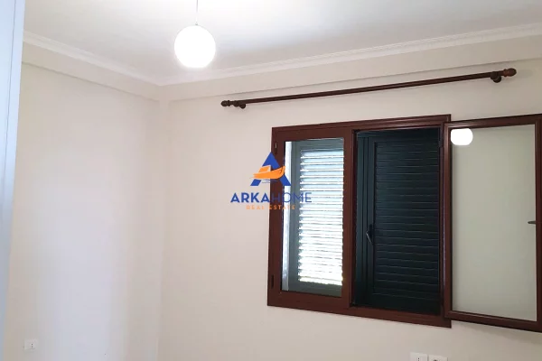 JEPET AMBIENT ME QERA 150M2 "RRUGA FUAT TOPTANI, QYTET STUDENTI" 650 EURO