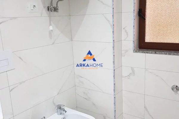 JEPET AMBIENT ME QERA 150M2 "RRUGA FUAT TOPTANI, QYTET STUDENTI" 650 EURO