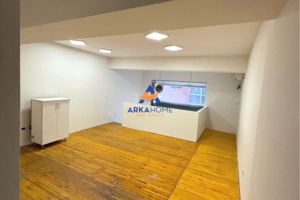 JEPET ME QERA AMBIENT ZYRE +POST PARKIMI "TE RRUGA E ELBASANIT" 60000 LEKE