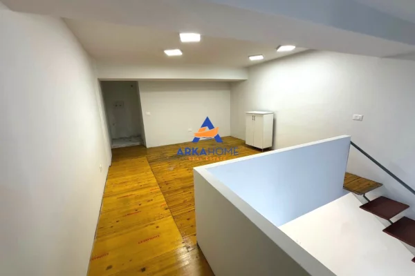 JEPET ME QERA AMBIENT ZYRE +POST PARKIMI "TE RRUGA E ELBASANIT" 60000 LEKE