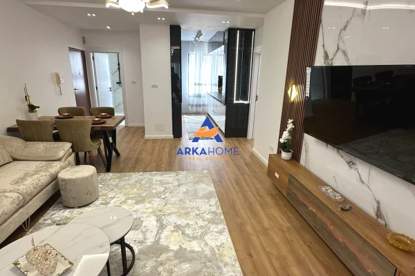 Appartamento in vendita a Tirana 2+1, Arredato