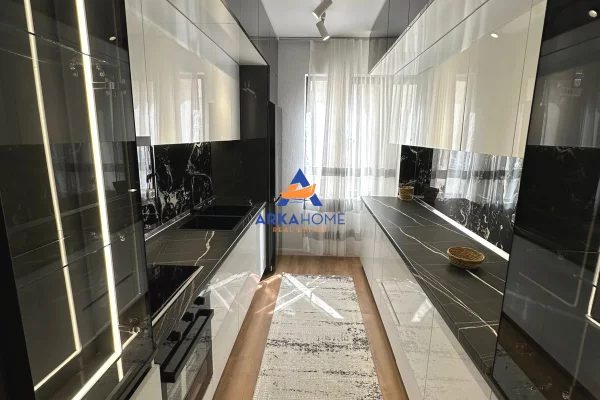 Appartamento in vendita a Tirana 2+1, Arredato