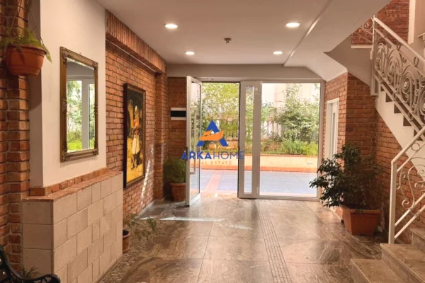 JEPET ME QERA ZYRE 74M2 "RRUGA THEMISTOKLI GERMENJI,QENDER" 1200 EURO