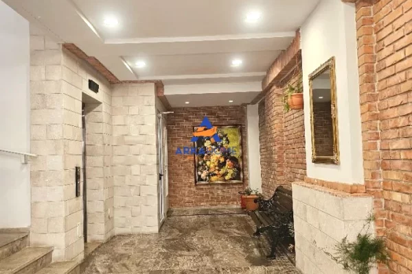 JEPET ME QERA ZYRE 74M2 "RRUGA THEMISTOKLI GERMENJI,QENDER" 1200 EURO