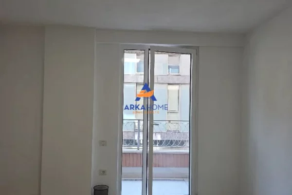 JEPET ME QERA ZYRE 74M2 "RRUGA THEMISTOKLI GERMENJI,QENDER" 1200 EURO