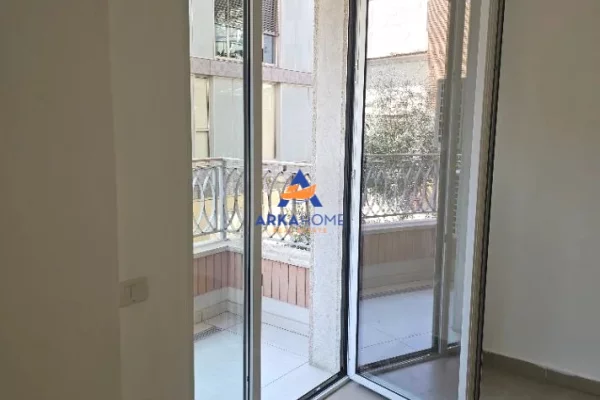 JEPET ME QERA ZYRE 74M2 "RRUGA THEMISTOKLI GERMENJI,QENDER" 1200 EURO