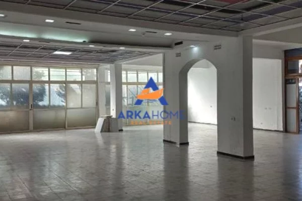 JEPET ME QERA MAGAZINE "PRANE BULEVARDIT TE RI" 900 EURO NETO